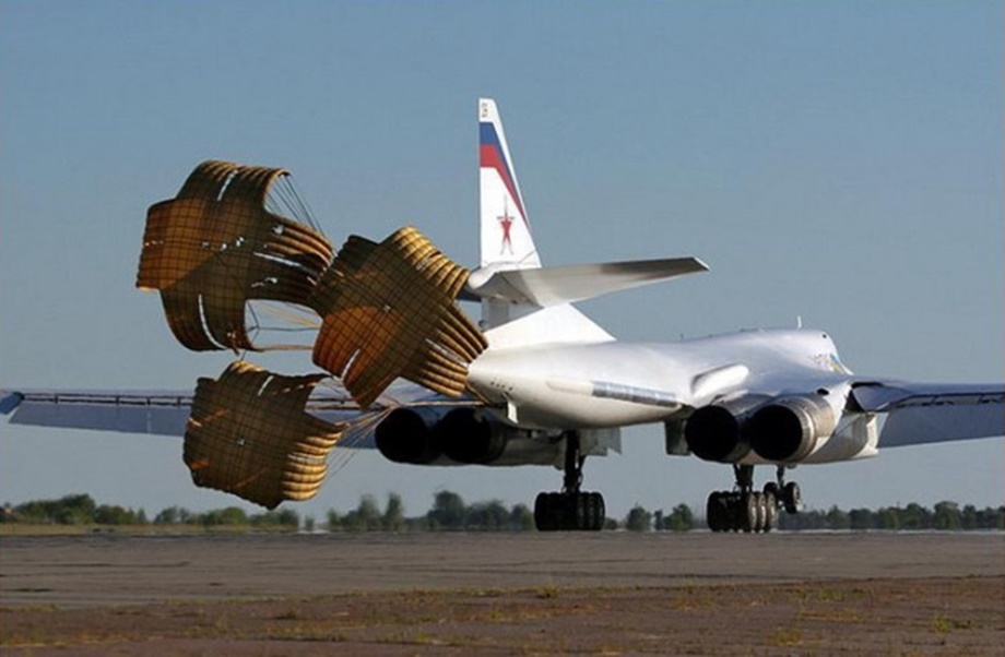 Ту 160м сколько. Ту-160 белый лебедь. Самолёт бомбардировщик ту 160. Ту-160 сверхзвуковой самолёт белый лебедь. Вооружение ту 160 белый лебедь.