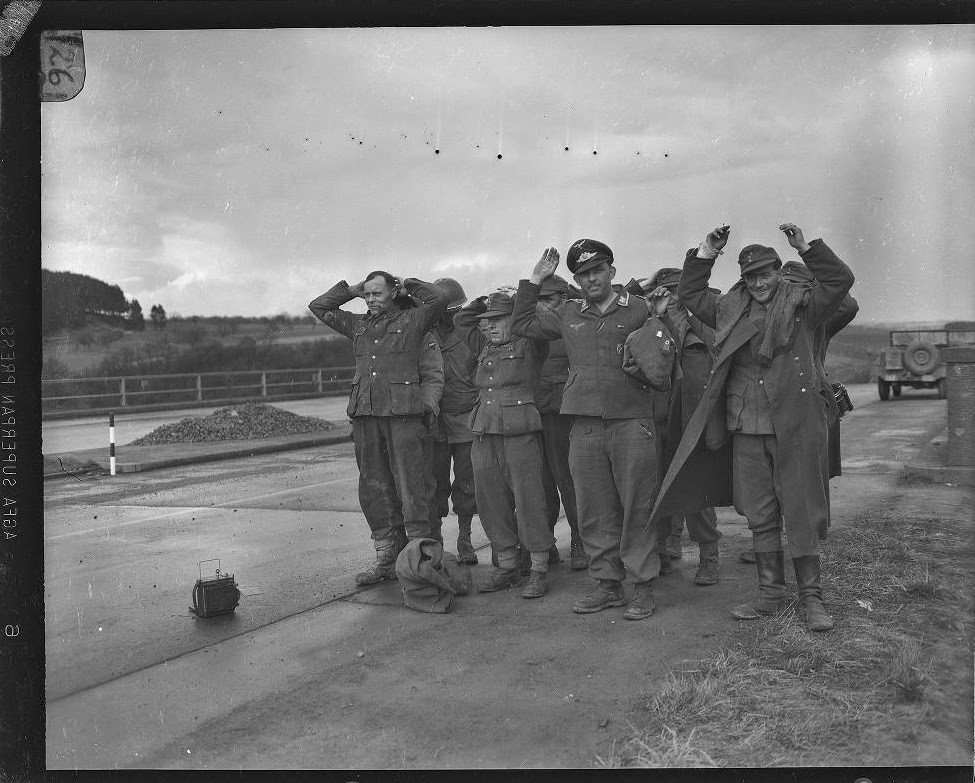 Яхт команда вермахта. 26 Марта 1945 года. Немецкие офицеры в Новороссийске. Бжег 1945 март. Радянська Украина 15 March 1945.