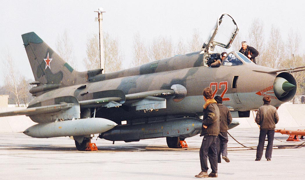 Самолет 17 апреля. Су-17м3 вооружение. Самолет Су-17м4. Су-17 истребитель-бомбардировщик. Контейнер ККР-1 на Су-17 м3.