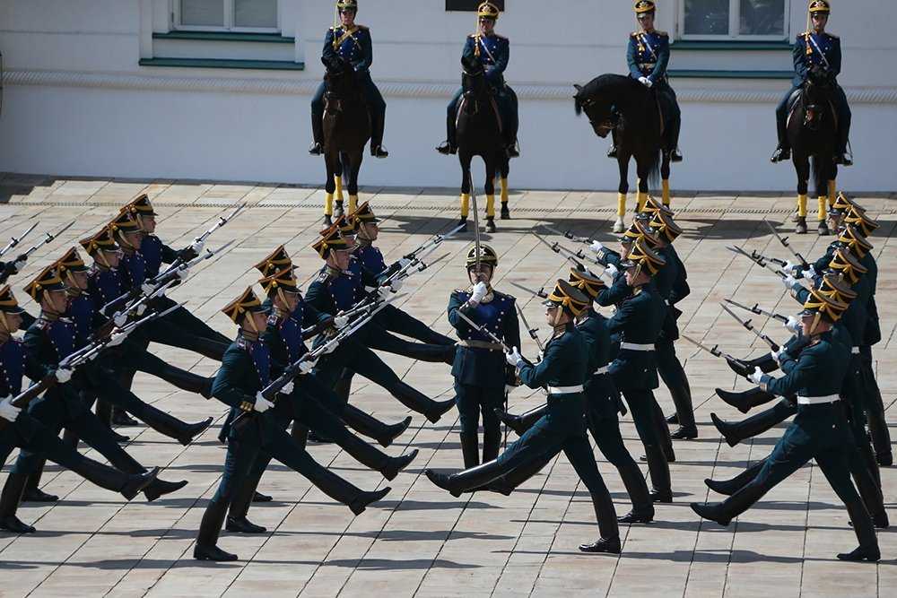 Смена караула производится. Развод караула в Кремле. Развод Караулов в Кремле. Развод конных и пеших Караулов. Развод конного караула в Кремле.