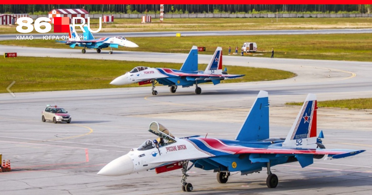 Группа боевых самолетов. Русские Витязи в Сургуте 2022. Русские Витязи в Сургуте. Витязи пилотажная группа. Пилотажная группа Барсы Сургут.