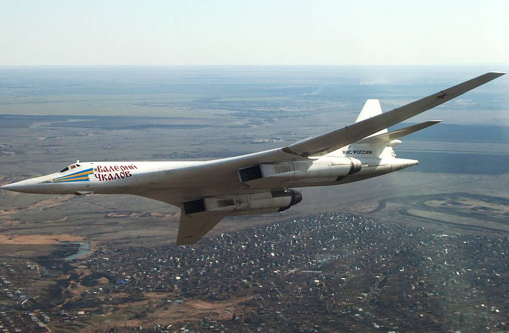 Скорость самолета лебедь. Ту-160 сверхзвуковой самолёт. Ту-160 белый лебедь. Стратегический бомбардировщик ту-160.
