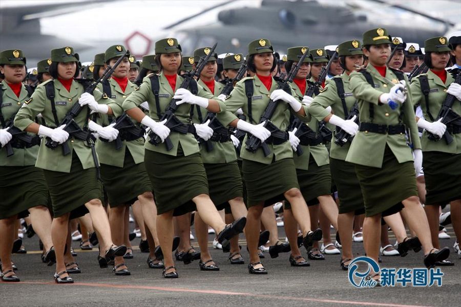 Установите группу военнослужащих женщин. Военная форма. Женщины военные на параде. Военная женская форма. Форма китайской армии.