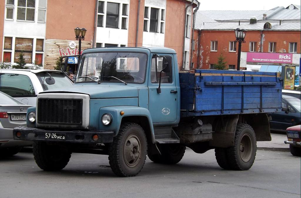 Газон автомобиль старый