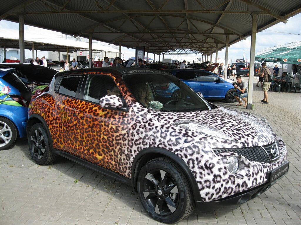 Китайский леопард авто. Nissan Juke в пленке. Леопардовый Ниссан Жук. Аэрография Nissan Juke. Леопардовый автомобиль.