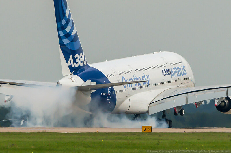 Расход топлива airbus. Топливный бак самолета а380. 3815a380.