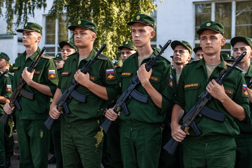 Срочный служащий. Военная служба. Военнослужащие по призыву. Военная форма новобранца. Военная служба в России.