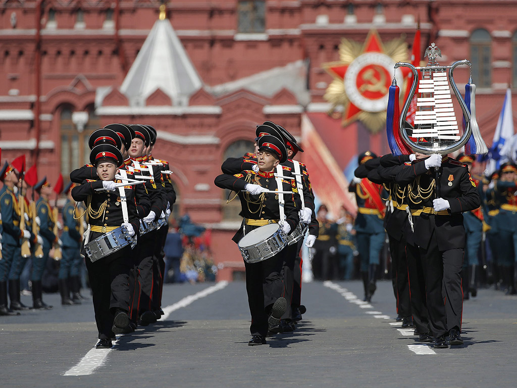 9 мая российский праздник. Празднование дня Победы. Празднование 9 мая парад. 9 Мая традиции. Современный парад Победы.