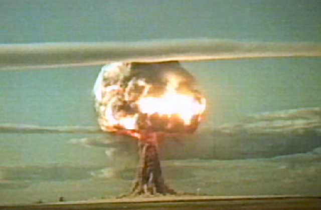 Испытание первой ядерной бомбы год. Полигон испытания ядерных бомб СССР. Испытание водородной бомбы в СССР. Испытание ядерного оружия в 1949 в Семипалатинске. Испытание первой атомной бомбы в СССР.