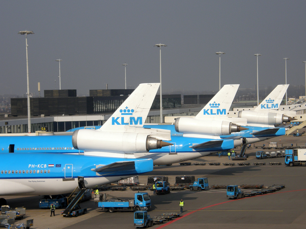 Дешевые самолеты москва. MD-11 KLM. Md11 KLM салон. MD-11 КЛМ салон. Самолёты компании КЛМ.