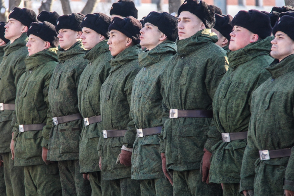 Зимняя форма военных. Зимняя Военная форма. Зимняя форма в армии. Зимняя форма Российской армии. Солдат в зимней форме.