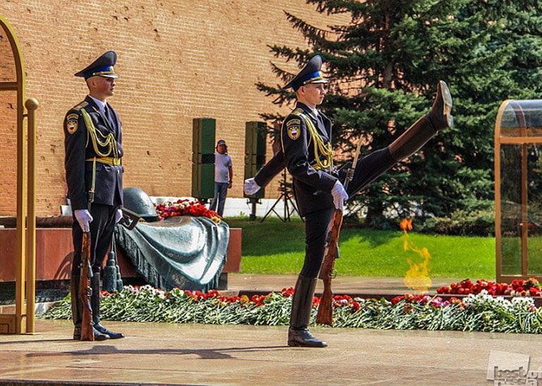 Смена караула у огня