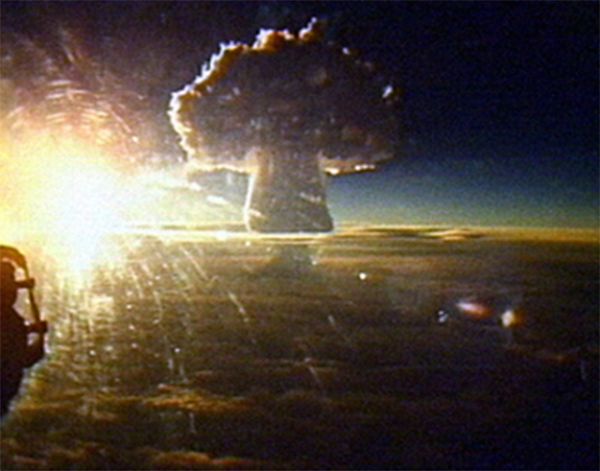 Световое излучение вспышки взрыва могло вызвать ожоги третьей степени на расстоянии до ста километров. Это фото сделано с расстояния в 160 км.
