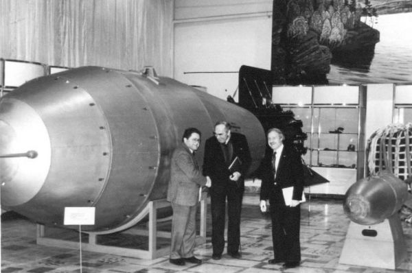 Разработка АН602 завершилась в 1961 году в Академии наук СССР при участии Андрея Сахарова под руководством Игоря Курчатова. Её масса составила 26,5 тонн, а в длину бомба достигала восьми метров.