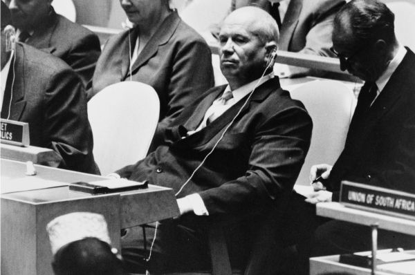 Никита Хрущёв на заседании ООН, на котором он произнёс фразу про «Кузькину мать». Это заявление позволило повлиять на баланс сил в геополитике 60-х годов.