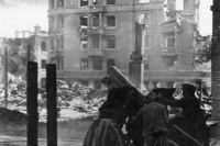 Герой Советского Союза сержант Яков Павлов на фоне разрушенного дома.