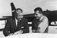 Келли Джонсон и Фрэнсис Гэри Пауэрс на фоне самолета U-2.