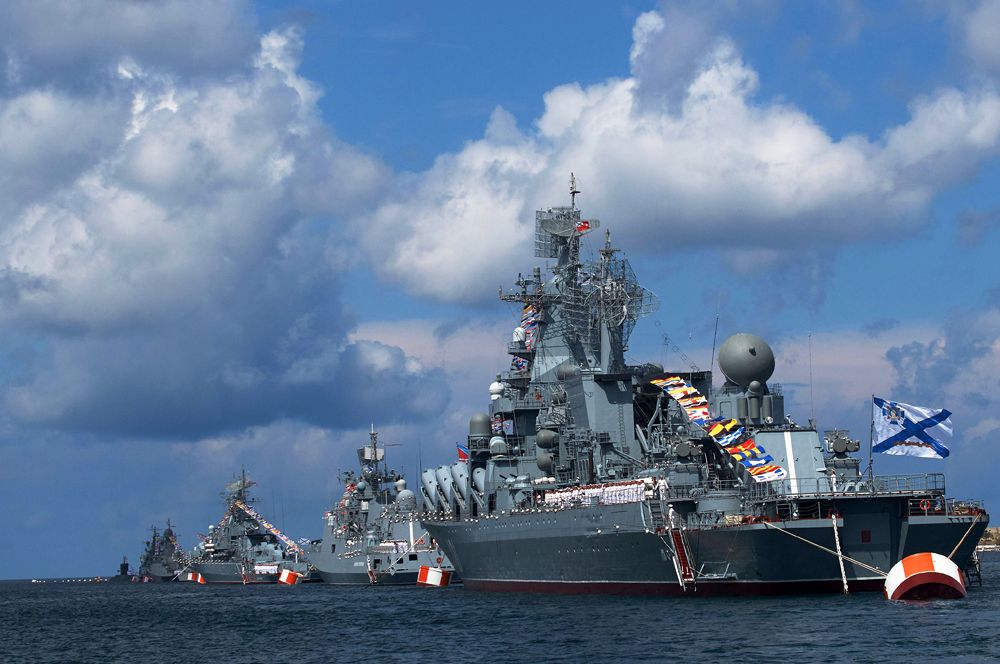 Ракетный крейсер «Москва» — флагман Черноморского флота. Корабль вооружен противокорабельными ракетами П-1000 «Вулкан», зенитным ракетным комплексом «Оса-АК» и 300Ф «Форт». Артиллерийское вооружение включает 130-мм установку АК-130.