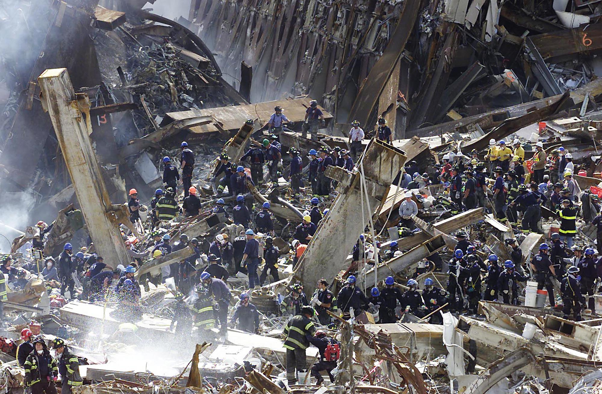 Теракт 11 сентября 2001 сколько погибло людей. Башни-Близнецы 11 сентября 2001. Жертвы теракта 11 сентября 2001. Башни Близнецы 11 сентября жертвы. Нью Йорк катастрофа 2001.