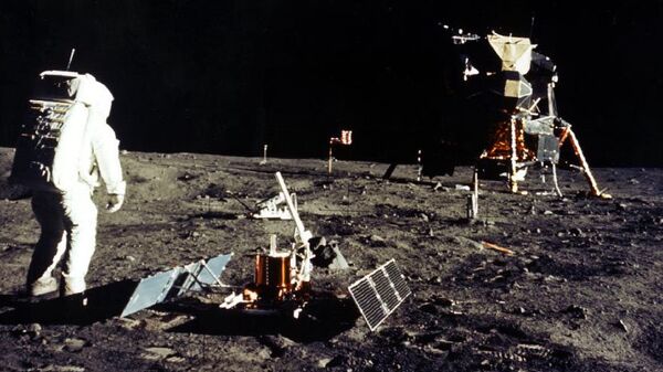 Астронавты космического корабля Аполлон 11 на поверхности Луны