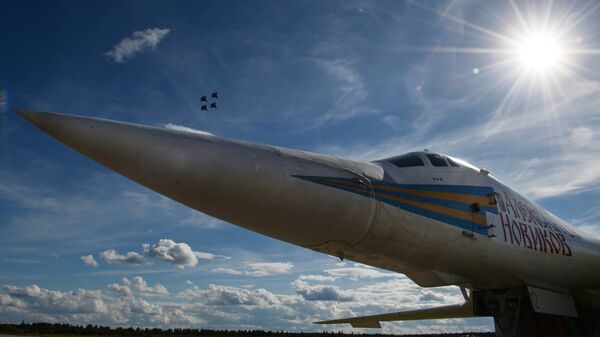 Сверхзвуковой стратегический ракетоносец Ту-160. Архивное фото
