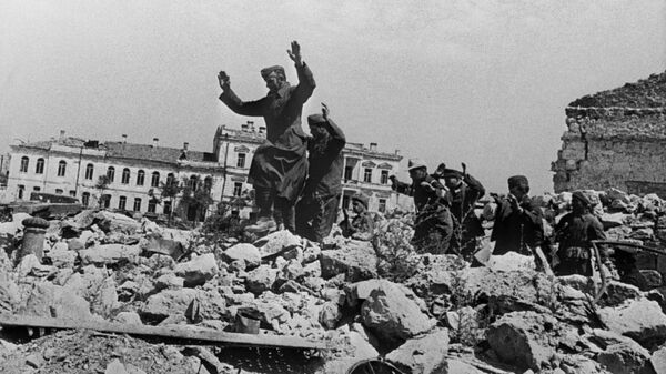 Пленные немцы на развалинах Севастополя около Графской пристан