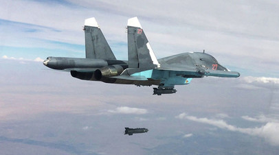 Истребитель-бомбардировщик Су-34 осуществляет бомбометание