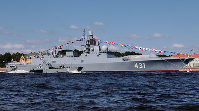 Сторожевой корабль проекта 22350 «Адмирал Касатонов» во время репетиции парада в честь Дня ВМФ России в Санкт-Петербурге