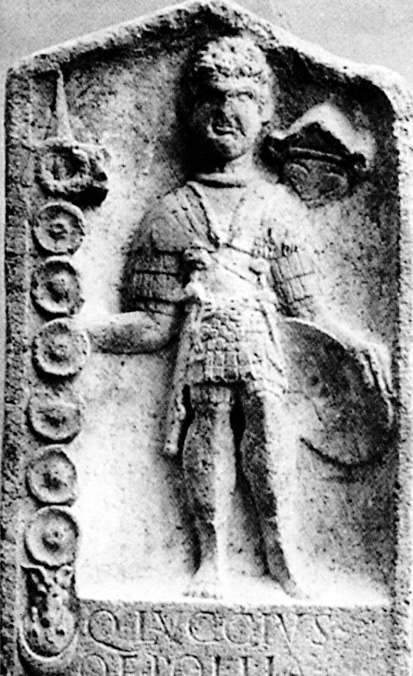 Плита “сигнифера” XIIII легиона Гемина Люция Фауста. Его шлем снабжен лицевой маской. 70-92 гг. н.э.