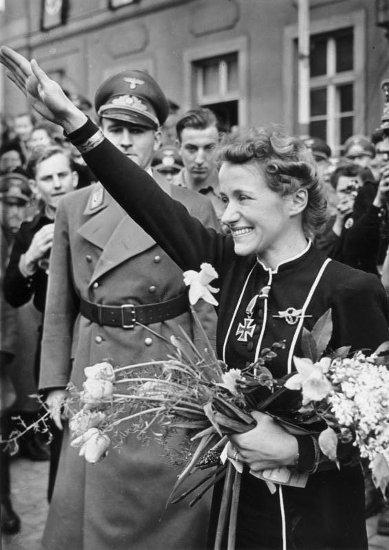 Вручение Железного креста Ханне Райч, 1941.jpg