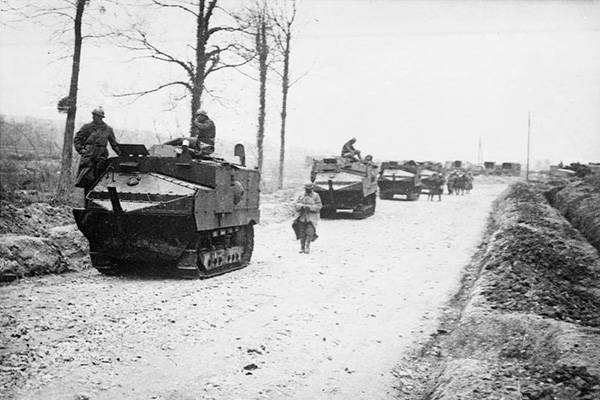 Танки «Шнейдер», следующие на фронт для атаки в районе Реймса, апрель 1917.jpg