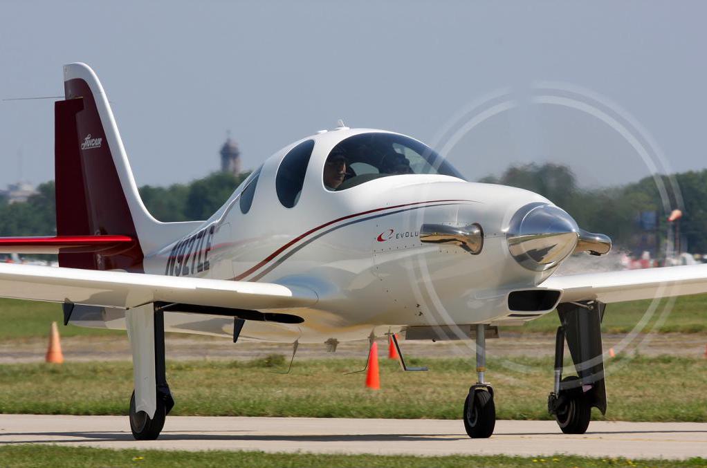Современный самолет малой авиации с поршневым двигателем