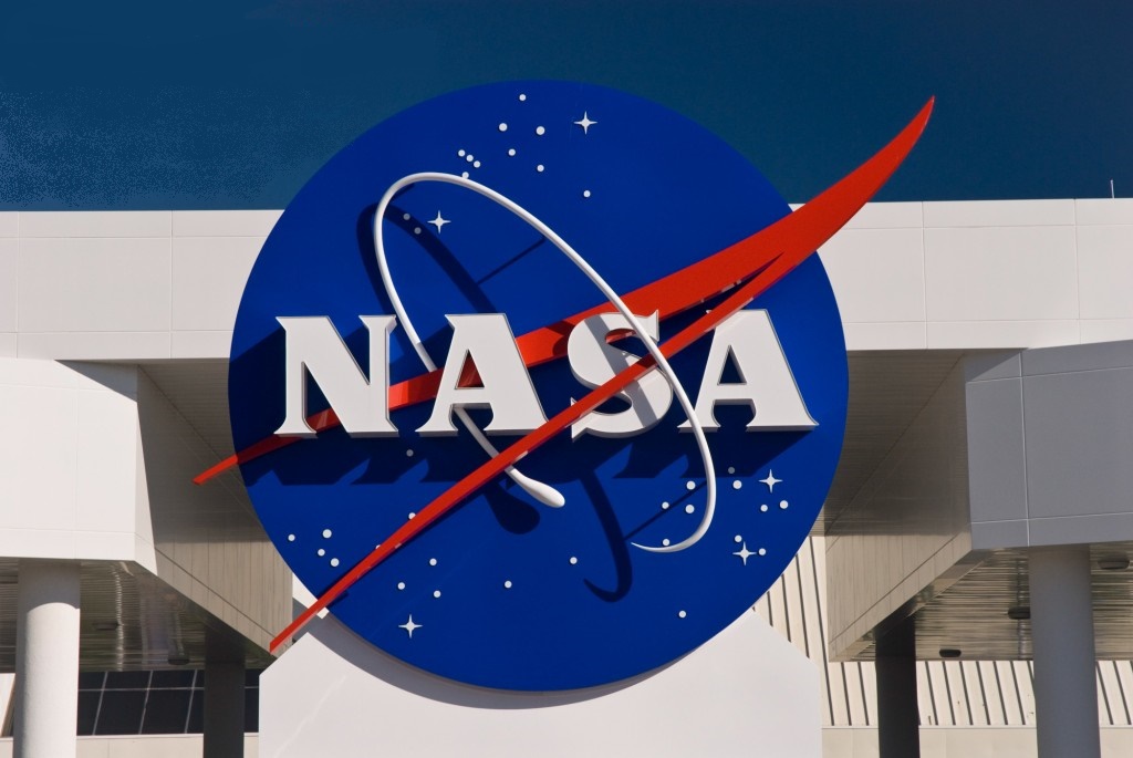 Эмблема НАСА на здании