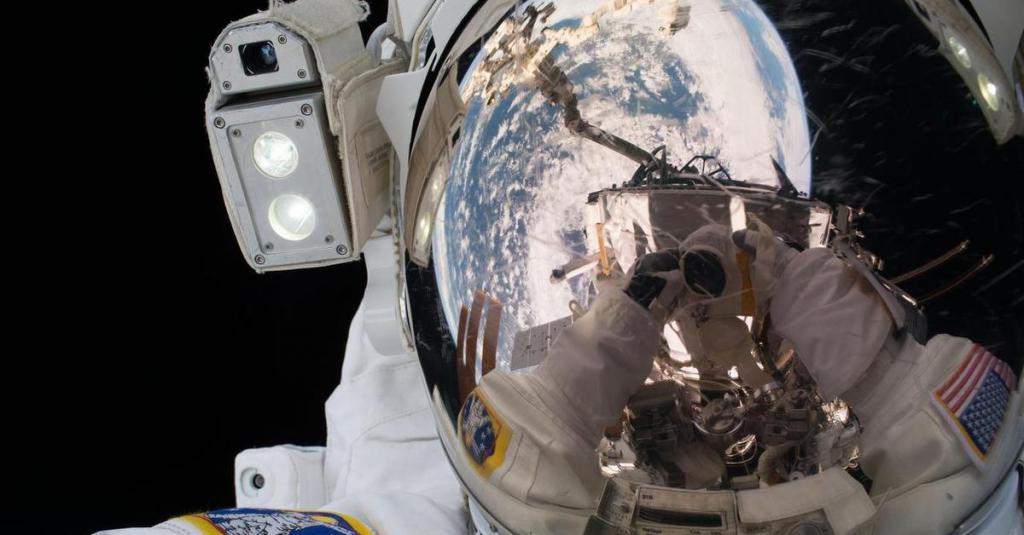 Астронавт НАСА в открытом космосе
