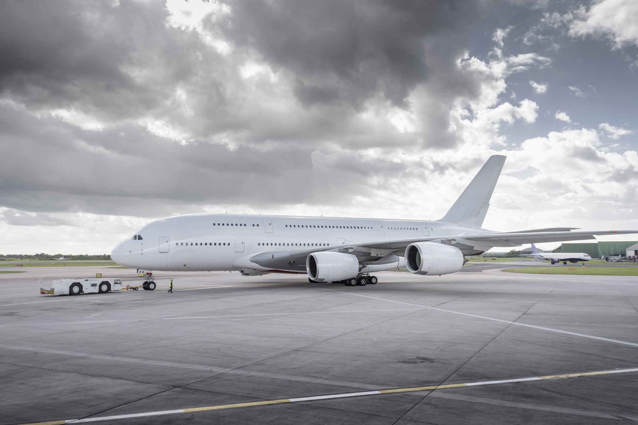 Пассажирский самолет фото. Самолёт Airbus a380. Эйрбас 380. Самый большой пассажирский самолет в мире Airbus a380. Белый Аэробус а380.