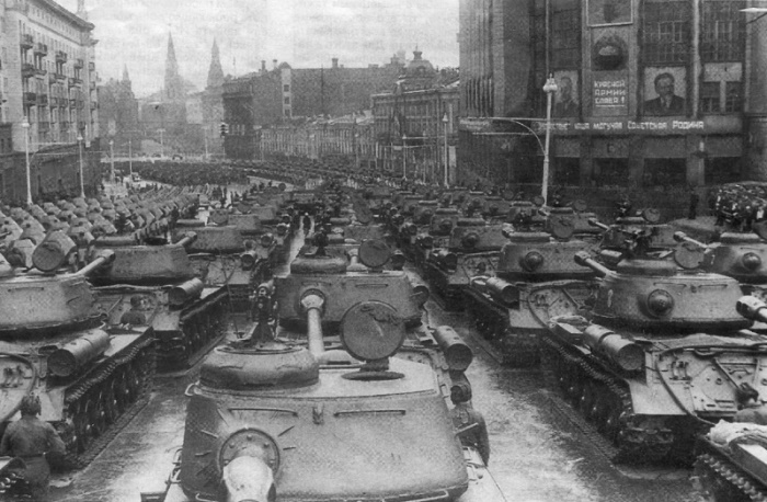 Танки ИС-2 в Москве на улице Горького (ныне Тверская) перед вступлением на Красную Площадь во время Парада Победы 24 июня 1945 года
