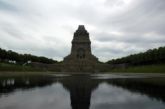 «Озеро слез, пролитых о павших солдатах» перед памятником Битве народов под Лейпцигом