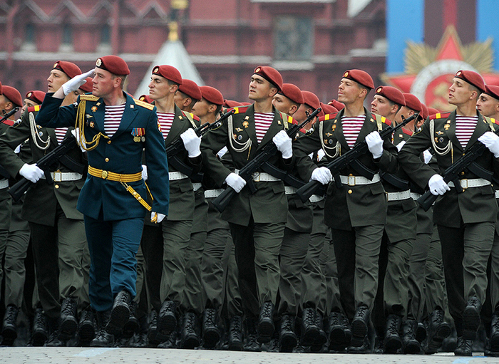 ОДОН - Дивизия Дзержинского на параде. Её солдаты имеют почетное право носить краповый берет