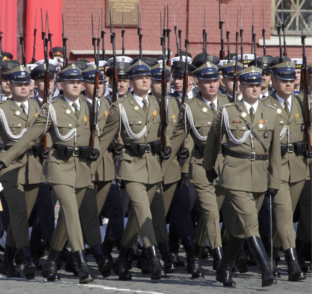 Войско польское. Парадная форма польской армии. Военный парад. Военная форма парад. Военная форма Польши.