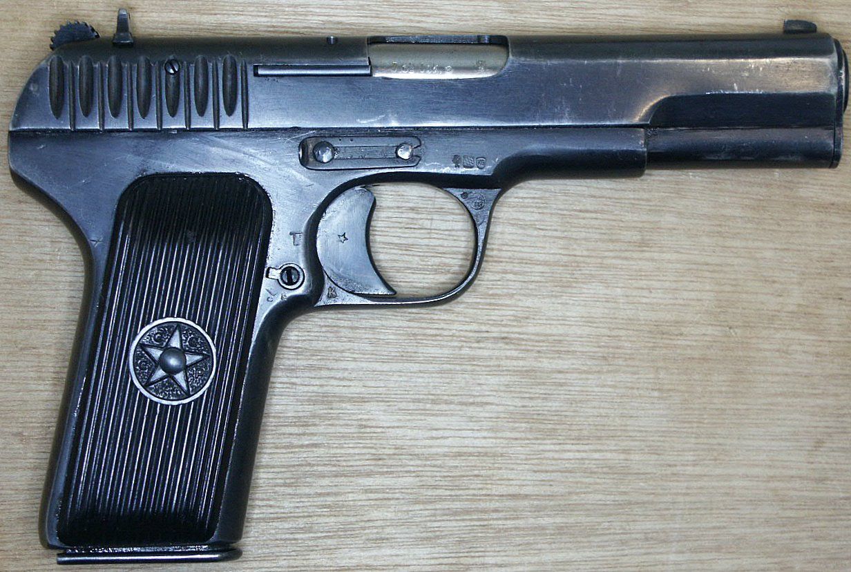 Тт это. Tokarev TT-33. Оружие ТТ 33. Пистолет ТТ 33 боевой. Токарев пистолет ТТ.