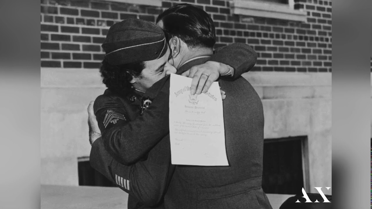 Любимому мужу на войне. Влюбленные на войне. Любовь на войне 1945. Военные обнимаются.
