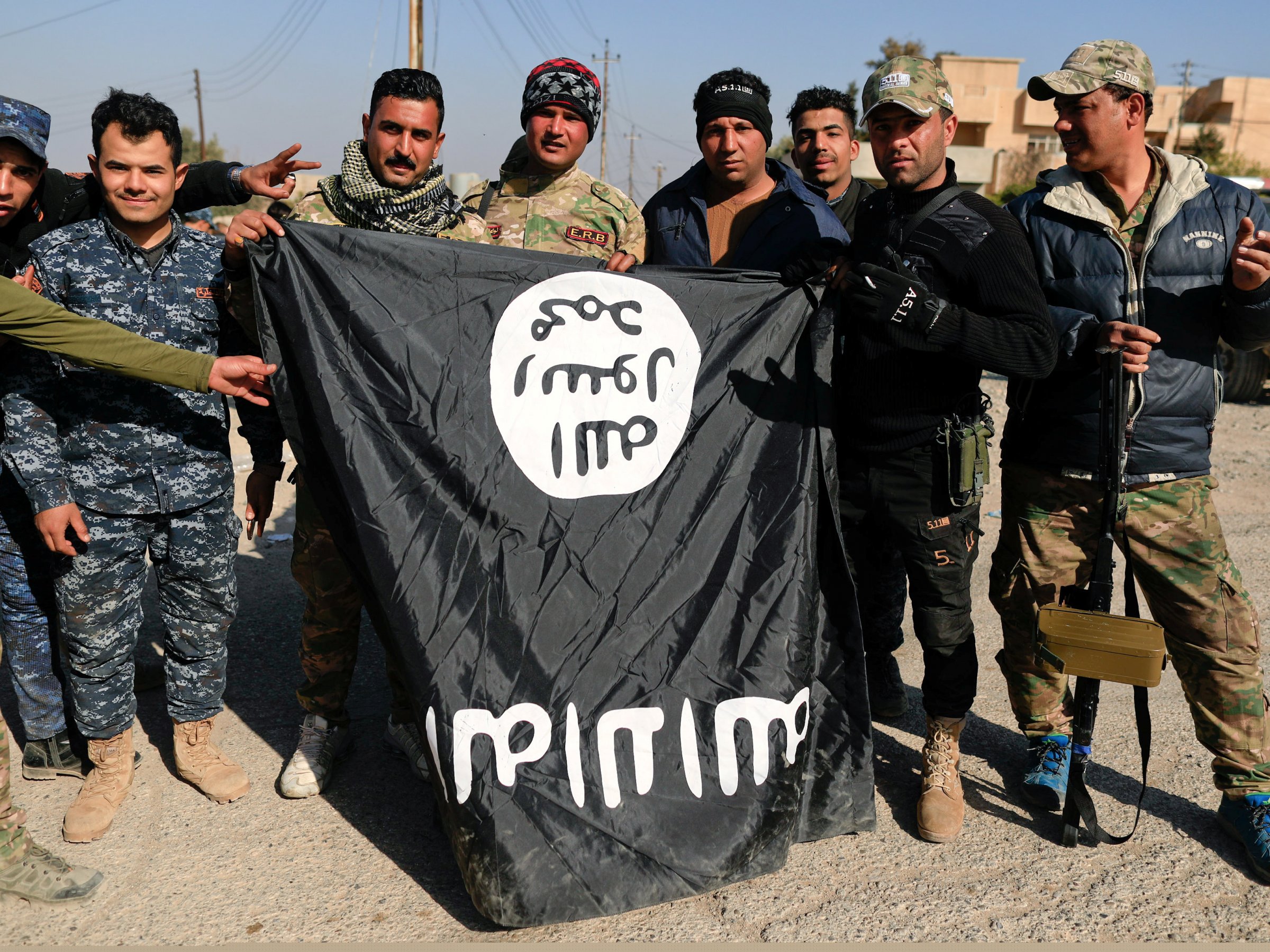 Террористы крокуса на фоне флага