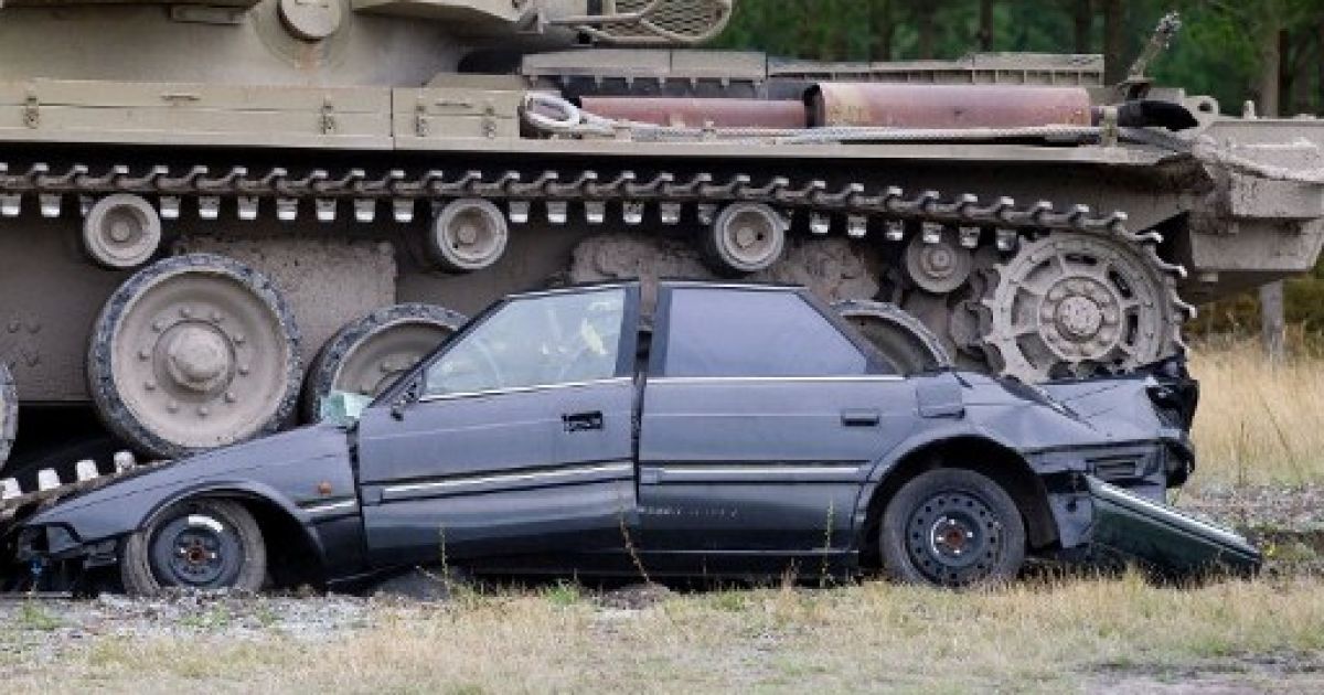 Машина как танк как называется. Машина танк. Танк раздавил машину. Танк давит машину.