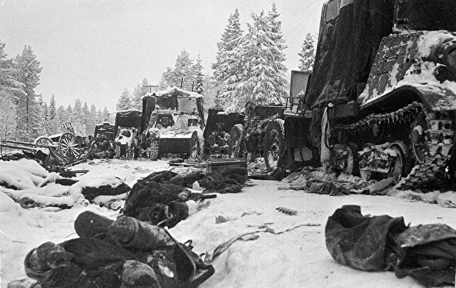 Остатки советской 44-й дивизии после разгрома в сражении на Раатской дороге