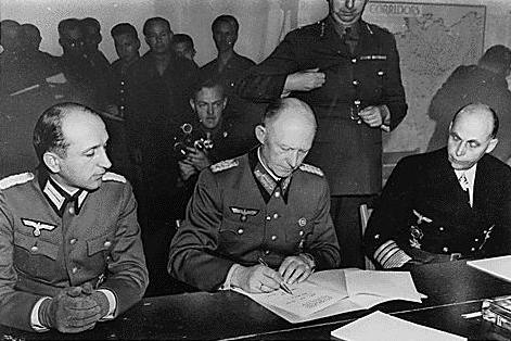 Подписание Акта о капитуляции Германии. На фото Вильгельм Оксениус, Альфред Йодль, Ганс-Георг фон Фридебург. 