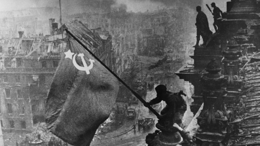Знамя Победы над рейхстагом. Снимок сделан 1 мая 1945 года. 