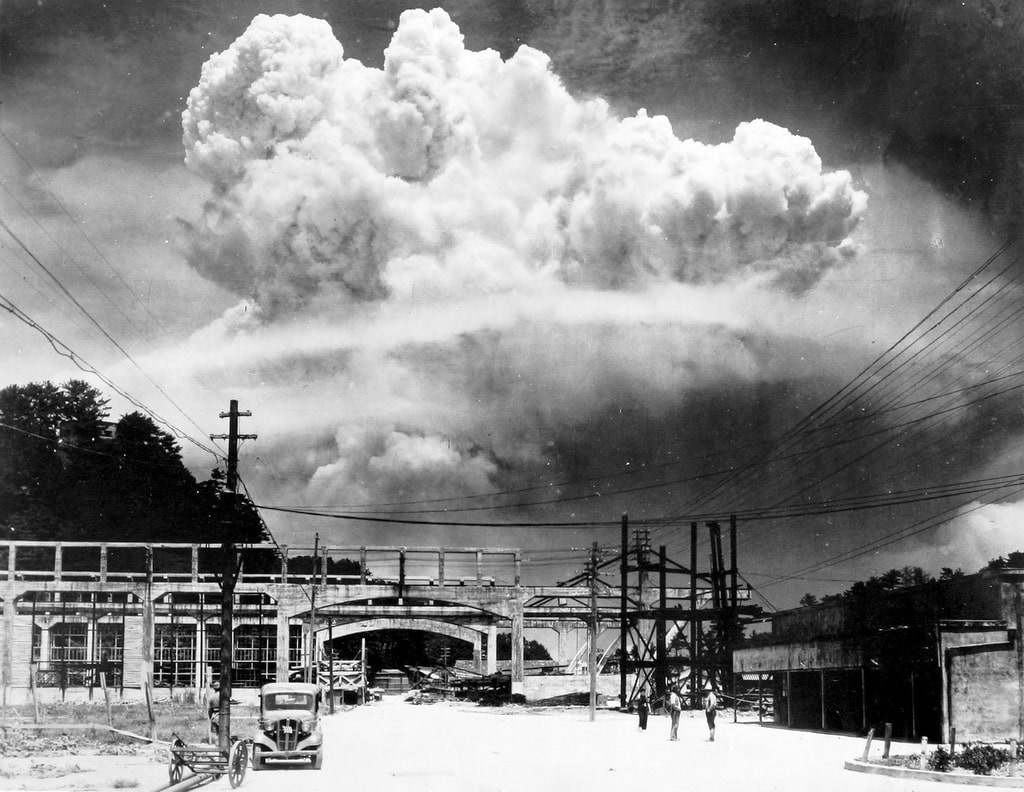Vid-na-oblako-atomnogo-vzryiva-v-Nagasaki-s-rasstoyaniya-v-15-km