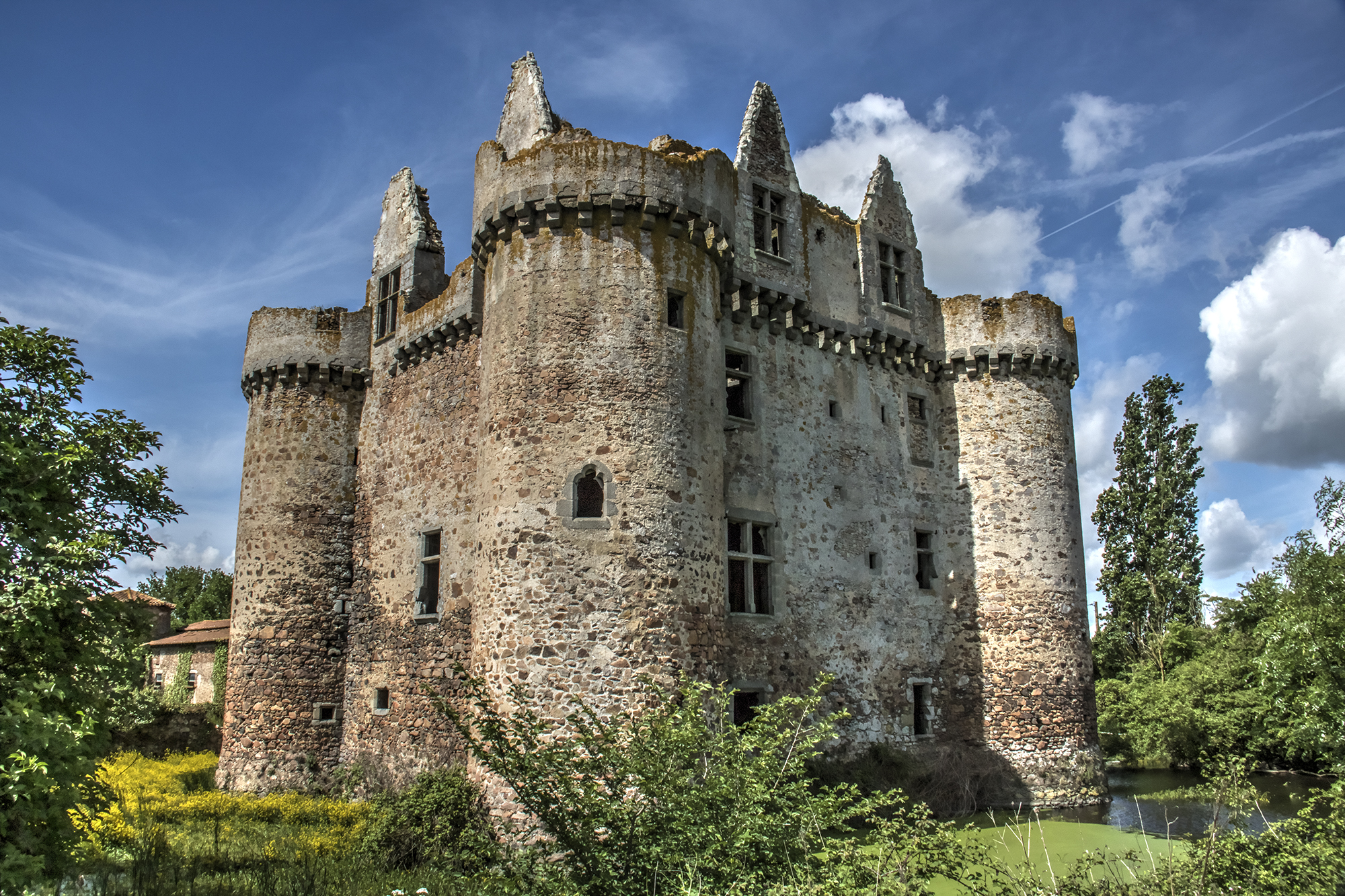Средневековый замок во франции