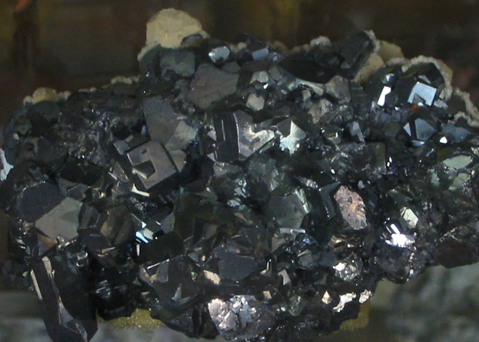 Цепочка производства свинца из минерала галенита. Галенит руда. Галенит камень. Галенит черный. Цинковые руды.