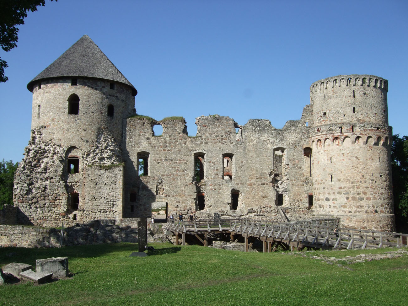 Когда были 1 замок. Рыцарский замок 12 века. Средневековый Рыцарский замок крепость. Каменные замки средневековья. Рыцарский замок 8 века в Европе.